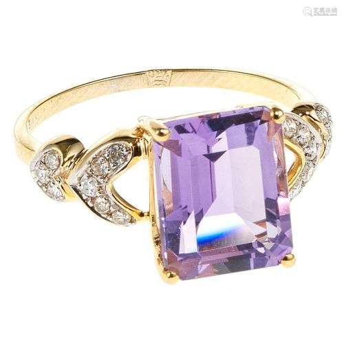 *Bague sertie d'une améthyste taille rectangle (env. 2,8 ct)...