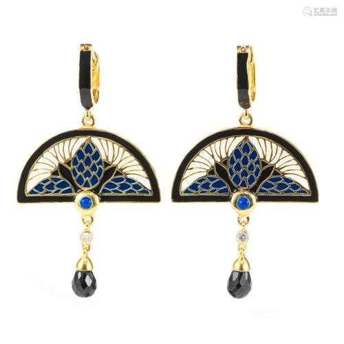 *Boucles d'oreilles à motif d'un éventail japonisant émaillé...