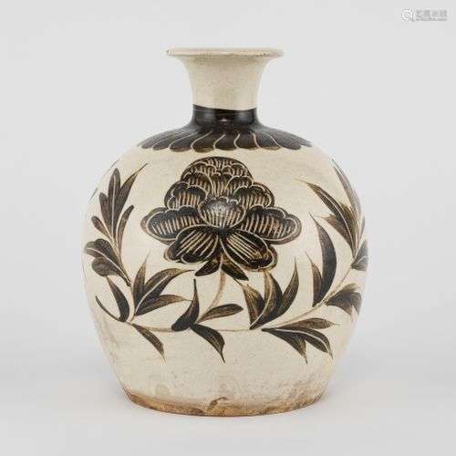 Vase dans le style de Cizhou, Chine Céramique émaillée noire...