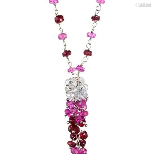 *Collier retenant un pompon de perles de saphirs roses et bl...