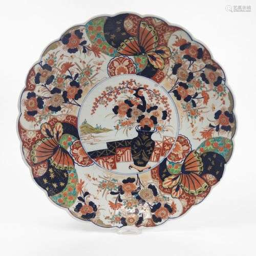 Grand plat polylobé, Imari, Japon, XIXe s Porcelaine émaillé...