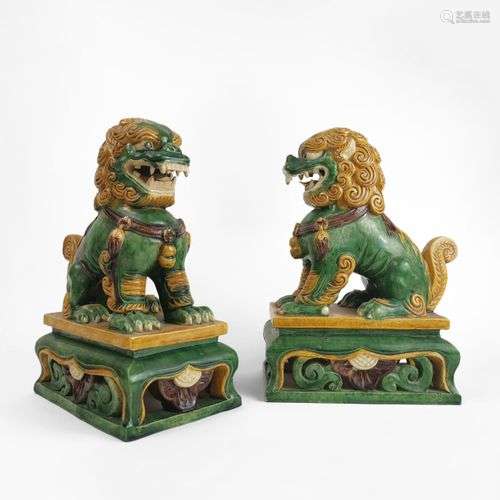 Paire de lions, Chine, XXe s Grès émaillé vert et jaune, H 3...