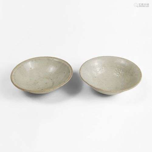 Deux bols dingyao, Chine, dynastie Song (960-1279) Porcelain...