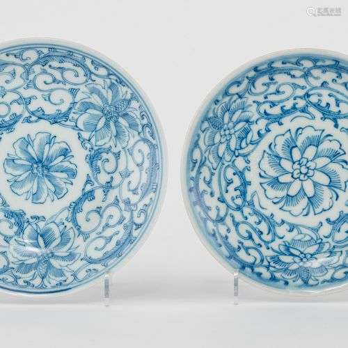 Deux assiettes, Chine, XIXe s Porcelaine émaillée bleu blanc...