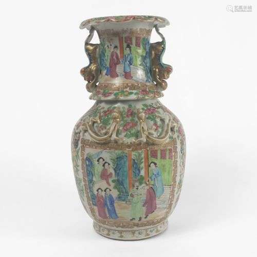 Vase, Canton, Chine, XIXe s Porcelaine émaillée polychrome à...