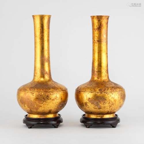 Paire de vases à long col Métal doré, H 45 cm