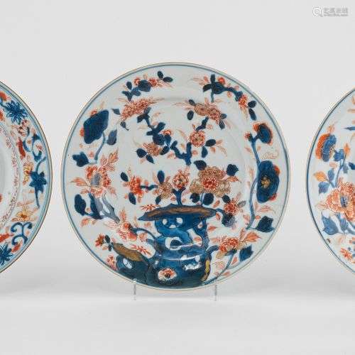 Trois assiettes Imari, époque Qangxi (1654-1722) Porcelaine ...