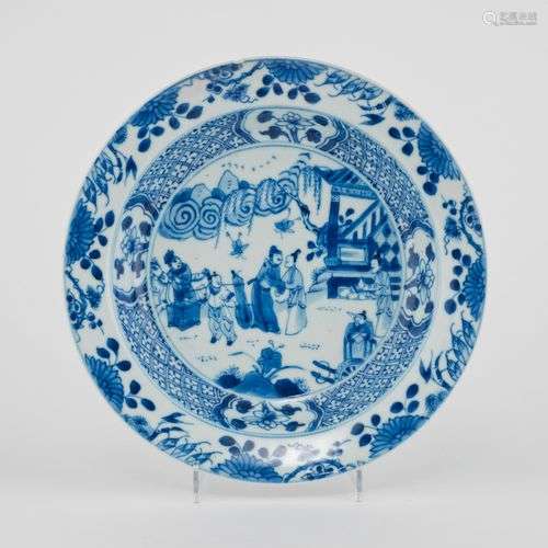 Assiette, Chine, XVIIIe s Porcelaine émaillée bleu blanc, à ...