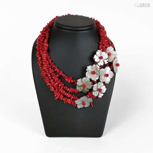 Collier composé de quatre rangs de bâtonnets de corail rehau...