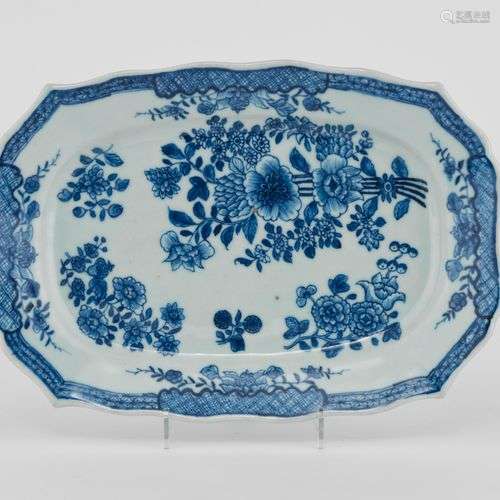 Plat polylobé, Compagnie des Indes, XVIIIe s Porcelaine émai...