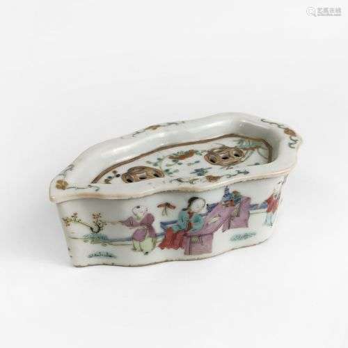 Plumier en forme de feuille, Chine Porcelaine émaillée polyc...