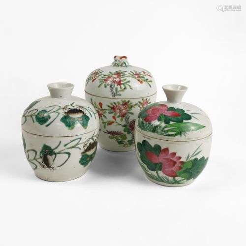 Trois bols couverts, Chine, circa 1900 Porcelaine à motifs d...