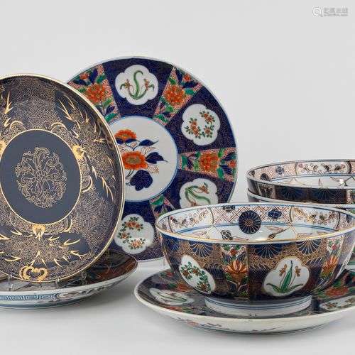 Trois grands bols et quatre soucoupes Imari, Japon, XXe s Po...