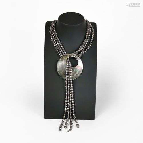 Collier cravate multi-rangs de perles grises retenant un imp...