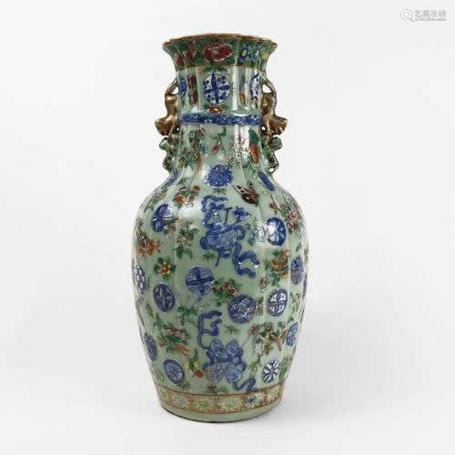 Vase balustre, Chine XIXe s Porcelaine émaillée polychrome à...