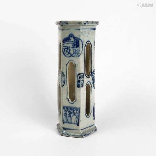 Elément hexagonal, Chine, XIXe s Porcelaine émaillée bleu bl...