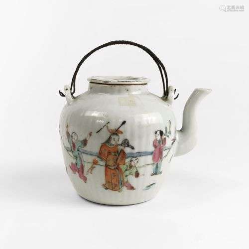 Théière, Chine, XIXe s Porcelaine émaillée polychrome à déco...