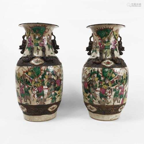 Paire de vases, Nankin, Chine, XIXe s Porcelaine à décor de ...