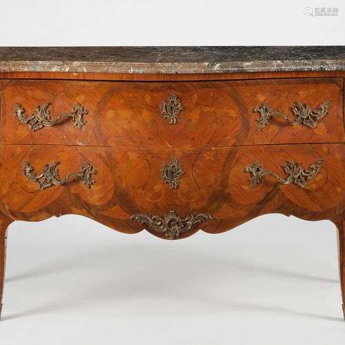 Commode de style Louis XV Bois de placage, bronze doré et ma...