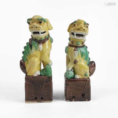 Deux chiens de Fô, Chine Porcelaine émaillée sancai, H 19 et...