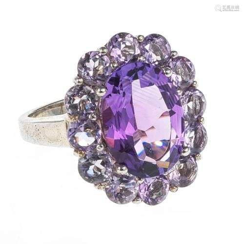 *Bague sertie d'une améthyste taille ovale (env. 4 ct) entou...