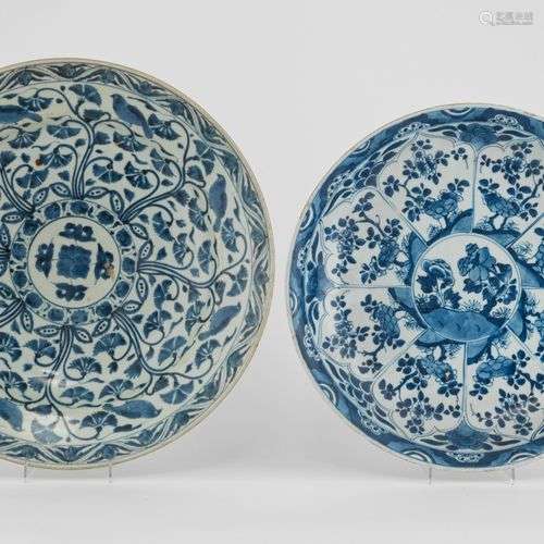 Deux plats, Chine, XIXe s Porcelaine émaillée bleu blanc à m...