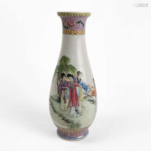 Vase balustre, Chine, XXe s Porcelaine à décor de personnage...