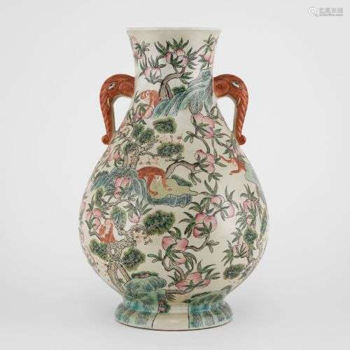 Vase à anses éléphants, Chine Porcelaine émaillée polychrome...