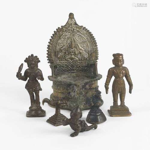 Ensemble de cinq figurines et une lampe à huile, Inde, XVIII...