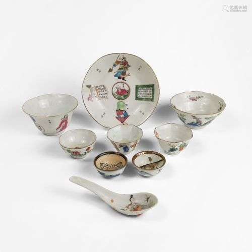 Ensemble de tasses, Chine, XIXe s Porcelaine émaillée polych...