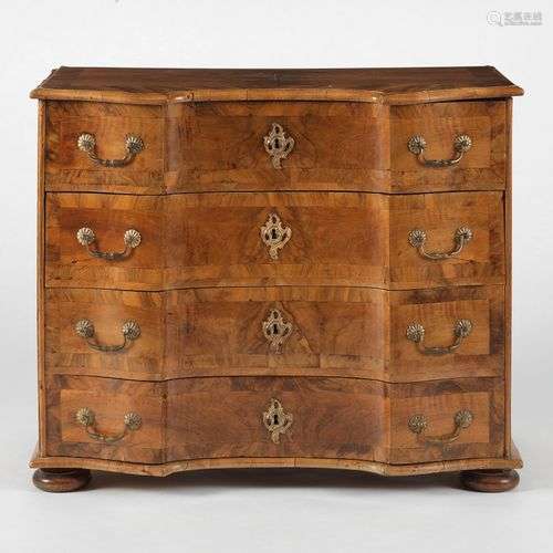 Commode bernoise arbalète, XVIIIe s Quatre tiroirs, noyer, 8...