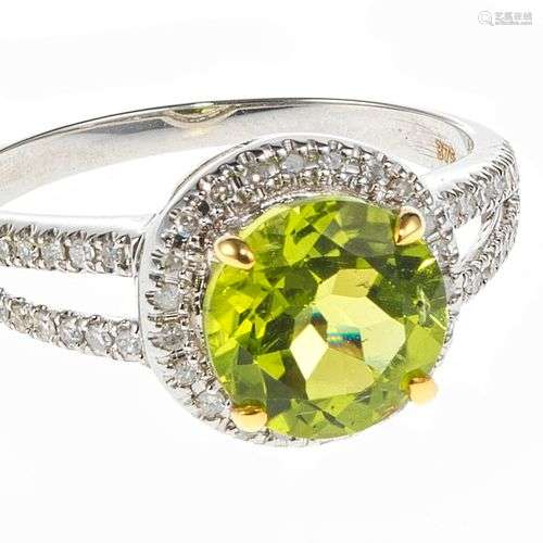 *Bague sertie d'un péridot taille brillant (env. 1,5 ct) sur...