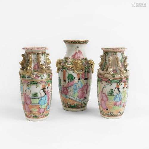 Trois petits vases en Canton, Chine, XIXe s Porcelaine émail...