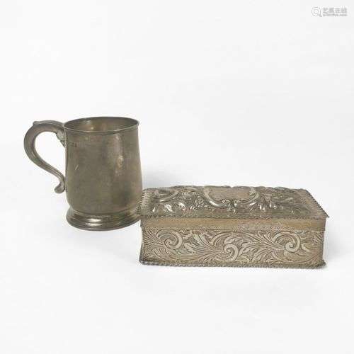 Tasse et boîte repoussée Grande-Bretagne, argent, H 10 et L ...