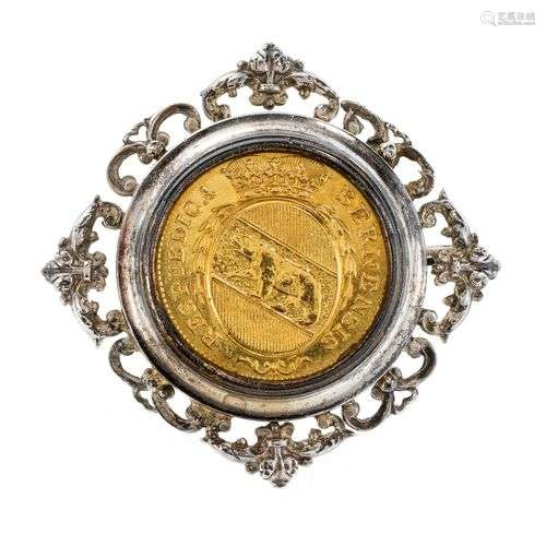 Broche ajourée centrée d'une pièce de Berne datée de 1796 Or...