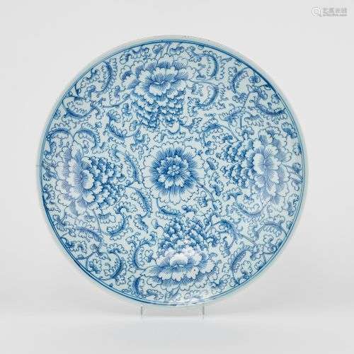 Grand plat Chine, XIXe s Porcelaine émaillée bleu blanc à dé...