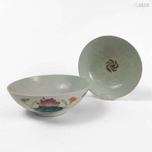 Paire de coupes sur pied, Chine Porcelaine émaillée polychro...