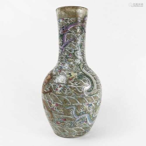 Vase Nankin, Chine Porcelaine émaillée polychrome à décor de...