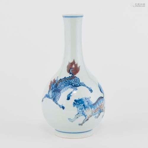 Petit vase balustre, Chine Porcelaine émaillée bleu blanc et...