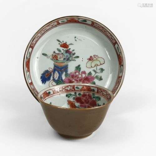 Tasse et sous-tasse, Chine, XVIIIe s Porcelaine émaillée pol...