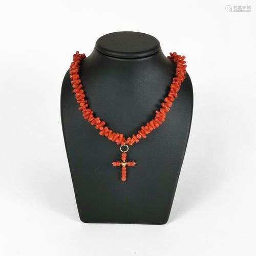 Collier composé de bâtonnets de corail, retenant une croix s...