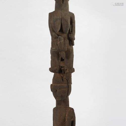 Poteau Yoruba, Nigeria Bois sculpté à motifs anthropomorphes...