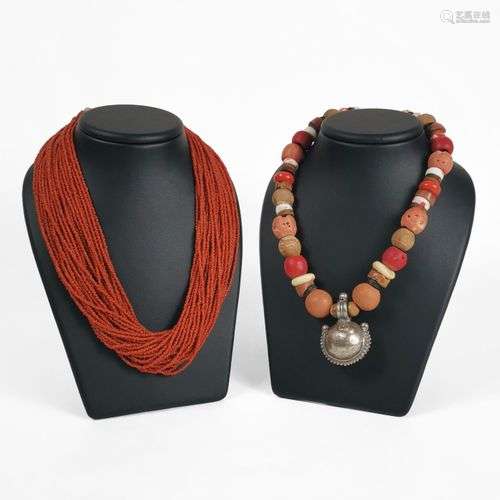 Lot de deux colliers, l'un multi-rangs de corail rouge et l'...