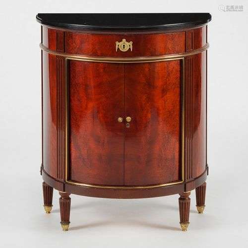 Commode demi-lune de style Louis XVI formant bar Deux vantau...