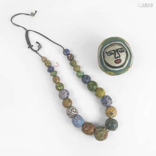 Grande perle et collier Verre polychrome, L 8 cm