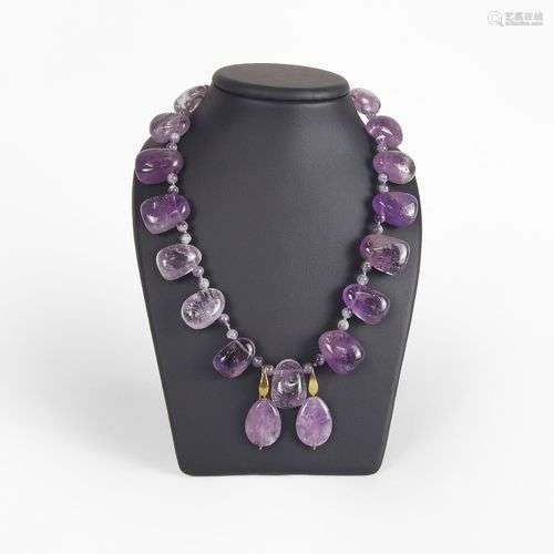 Lot d'un collier composé de perles d'améthystes polies avec ...