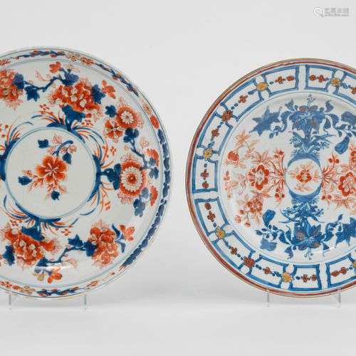 Deux plats Imari, Chine, Compagnie des Indes, XVIIIe s Porce...