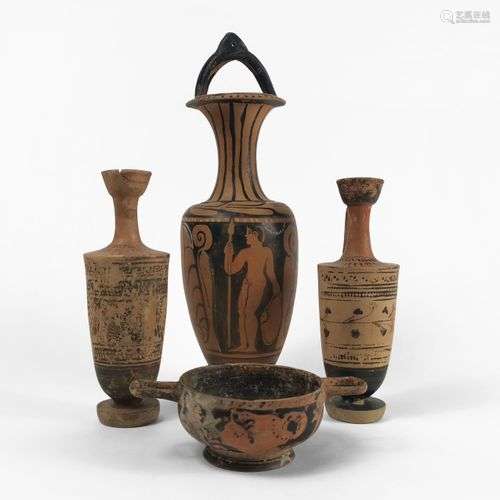 Trois vases et un kylix, Grèce dans le style antique Terre c...