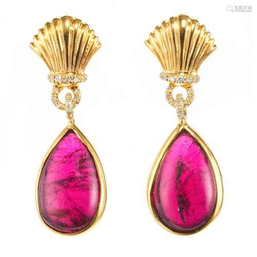 *Pendants d'oreilles retenant une goutte de tourmaline caboc...