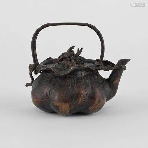 Théière, Japon, circa 1900 Bronze à patine foncée en forme d...